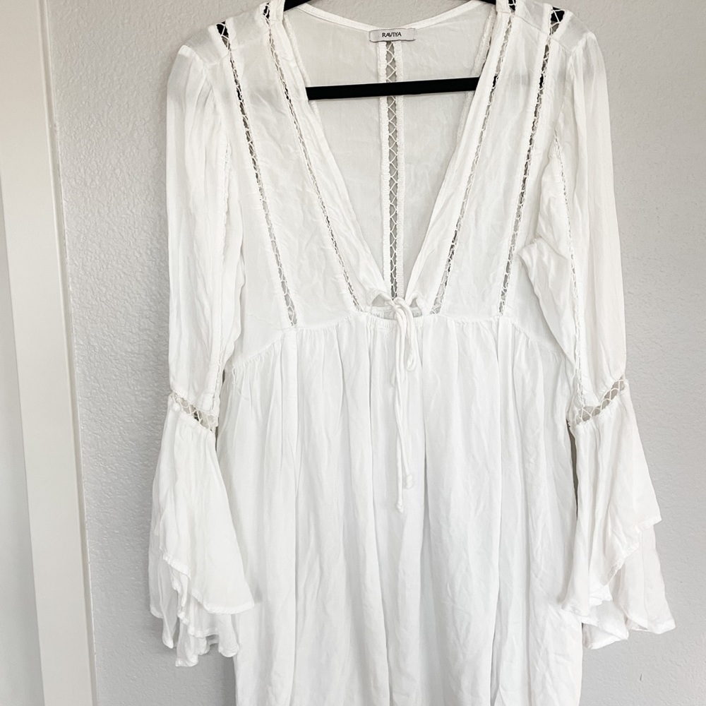 White ruffled pool cover